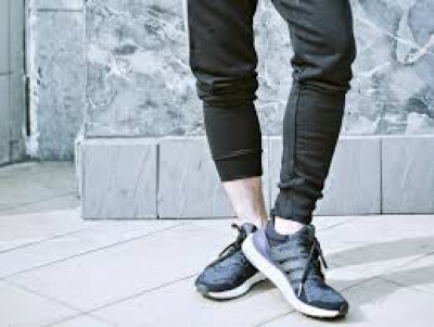 Những mẫu giày thích hợp phối cùng quần jeans đen nam 