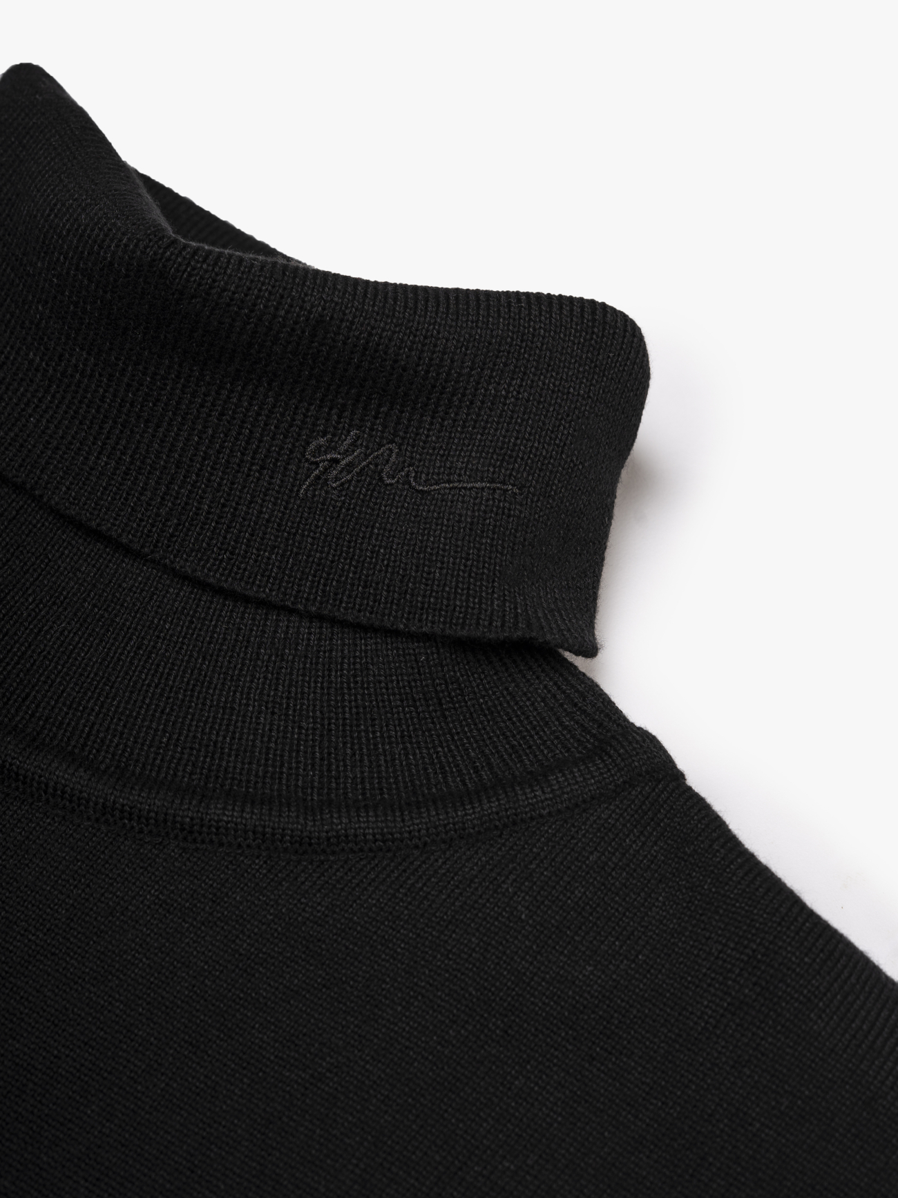 Áo Len Cổ Lọ Thêu 4M Ở Cổ Form Regular AL015 Màu Đen