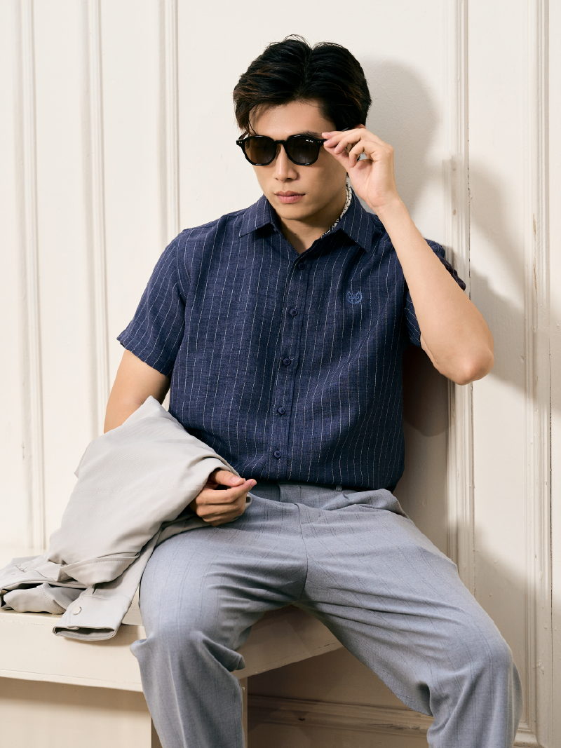 Áo Sơ Mi Sọc Tay Ngắn Thêu Logo M Form Regular SM198 Màu Sọc Xanh Đen