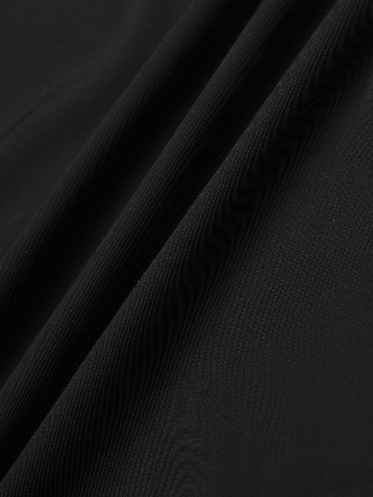 Áo Thun Rayon Cổ V Thêu Chữ Beyond Daily Form Regular AT195 Màu Đen