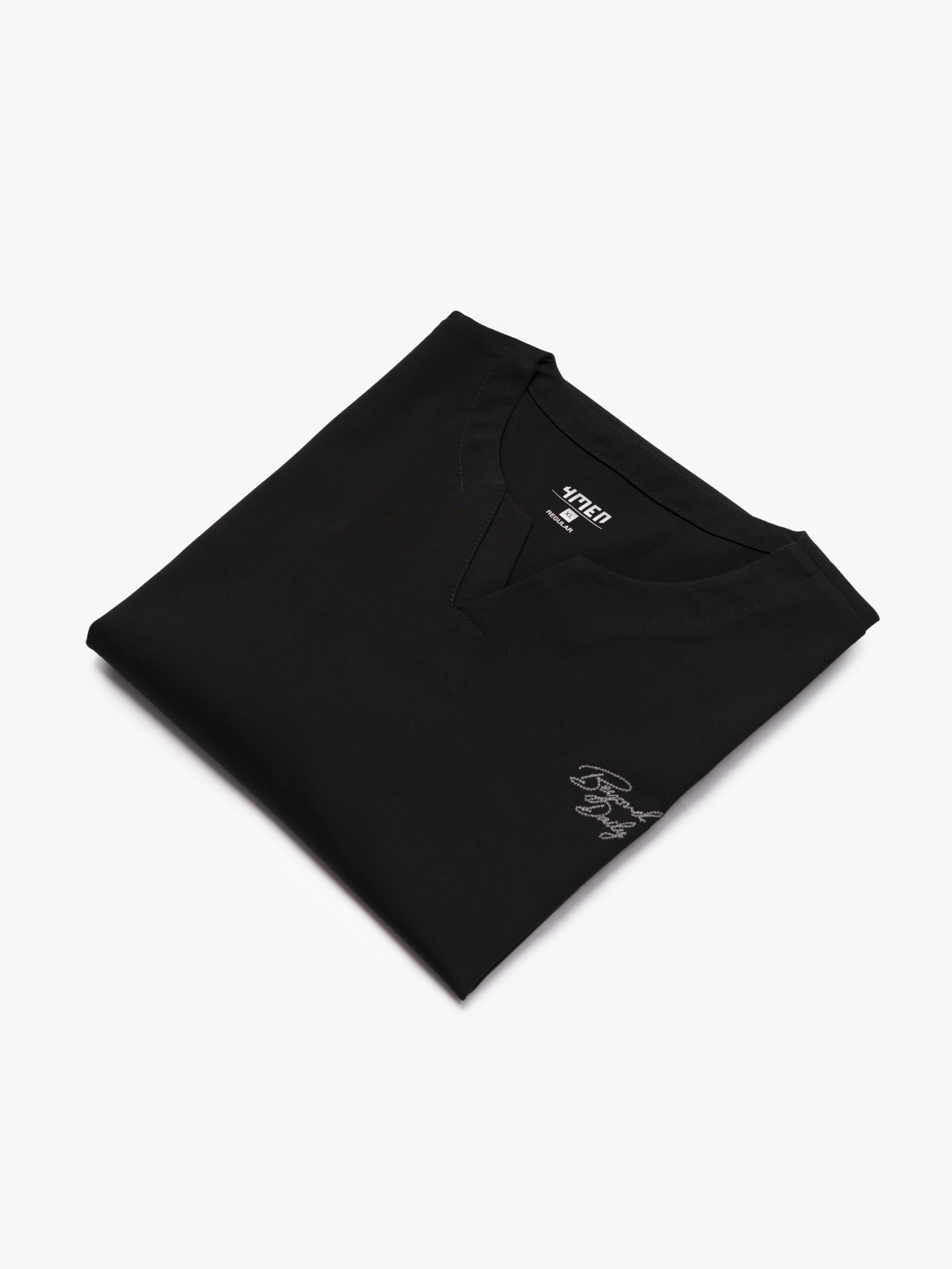 Áo Thun Rayon Cổ V Thêu Chữ Beyond Daily Form Regular AT195 Màu Đen