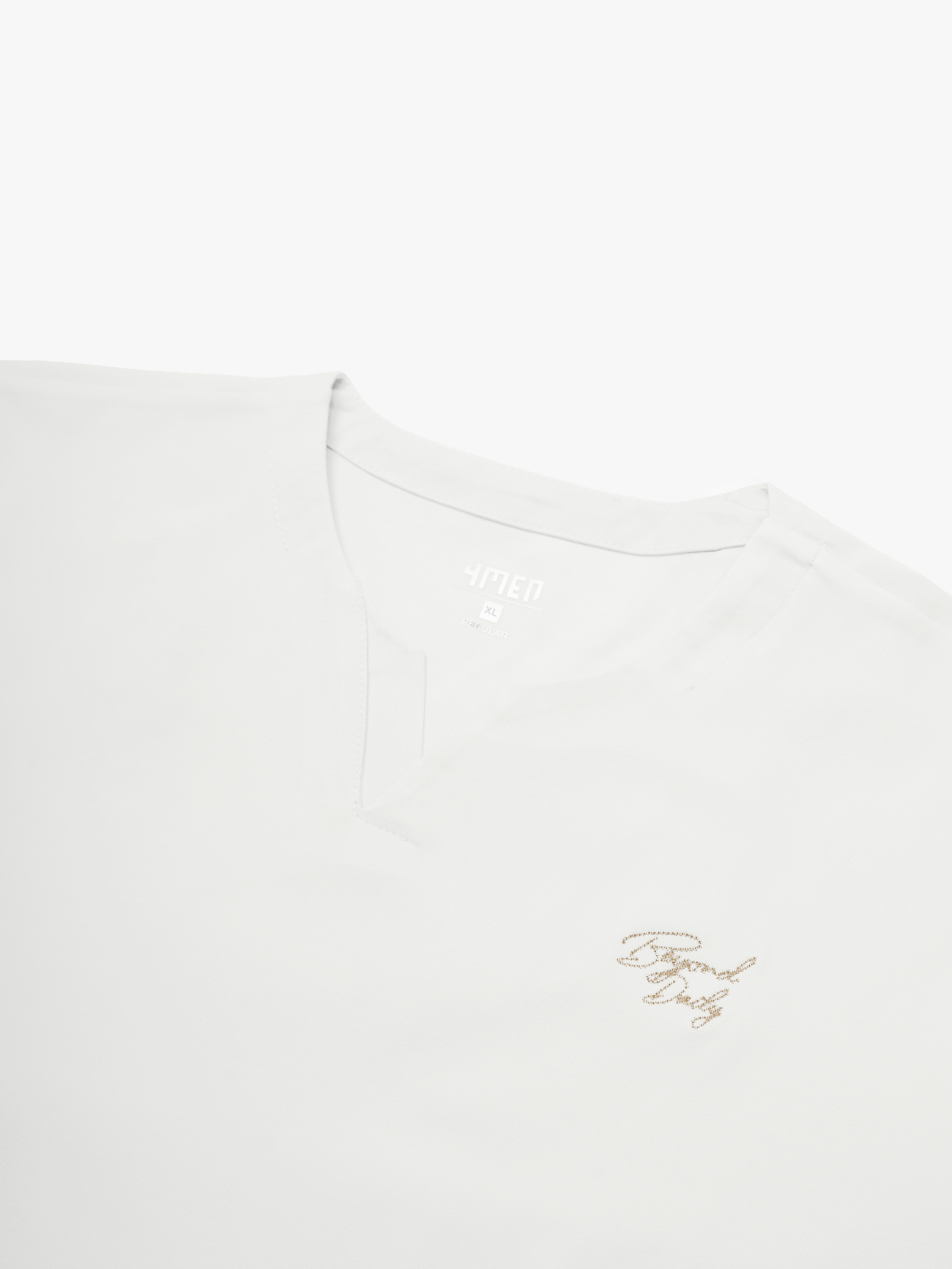 Áo Thun Rayon Cổ V Thêu Chữ Beyond Daily Form Regular AT195 Màu Trắng