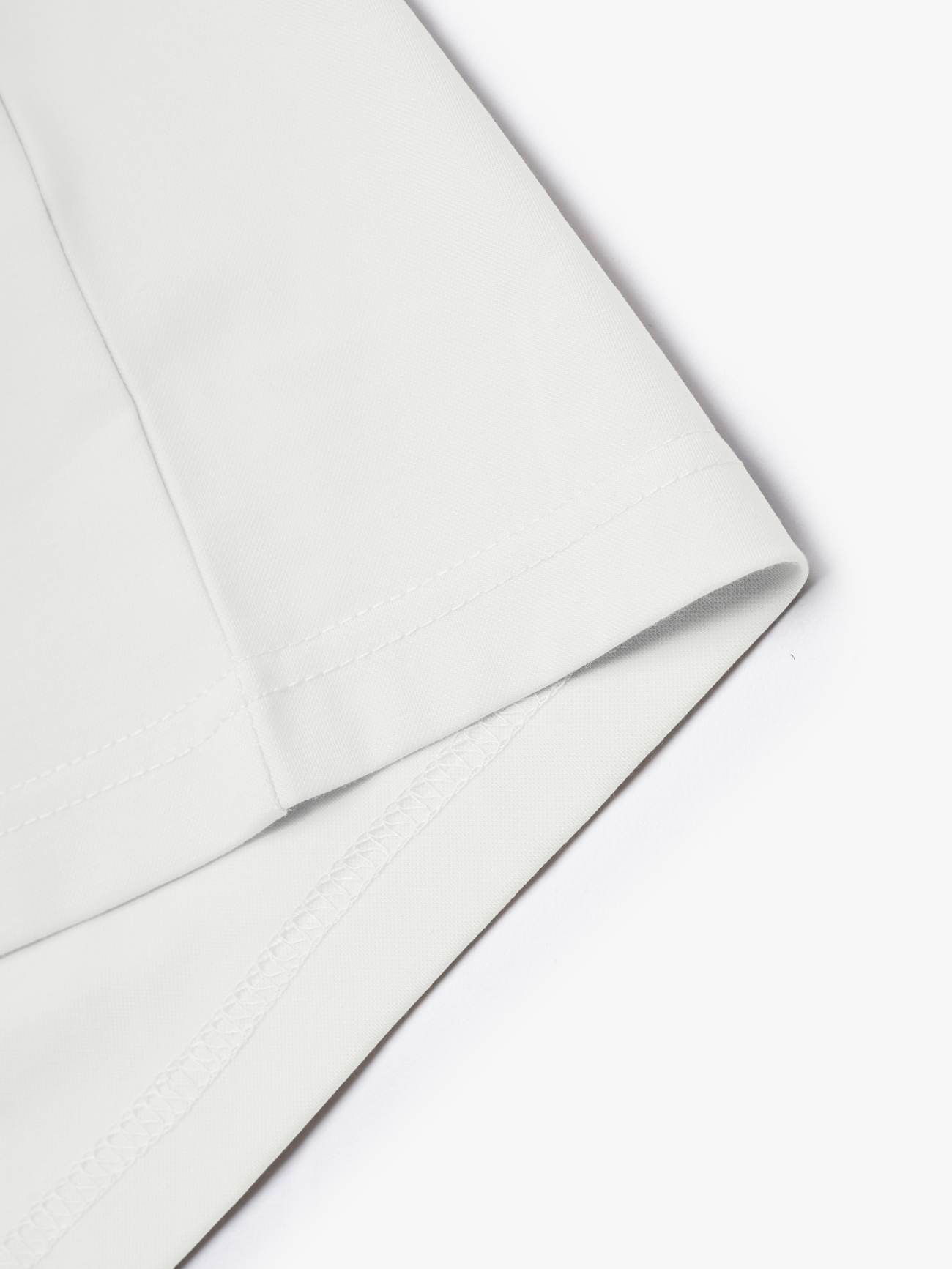 Áo Thun Rayon Cổ V Thêu Chữ Beyond Daily Form Regular AT195 Màu Trắng