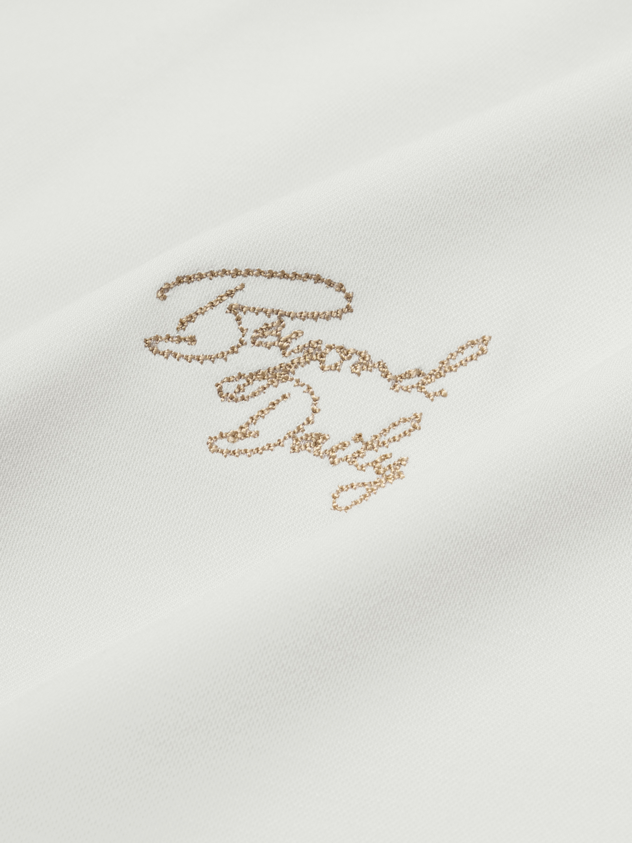 Áo Thun Rayon Cổ V Thêu Chữ Beyond Daily Form Regular AT195 Màu Trắng