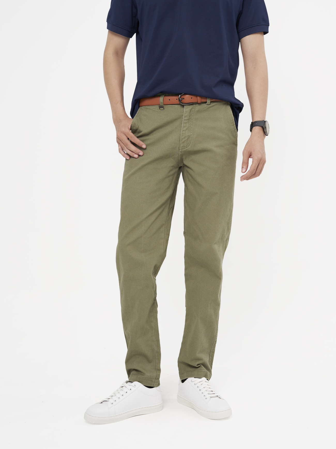 Quần Kaki Trơn Signature Gắn Tag Kim Loại Form Slimfit QK028 Màu Rêu