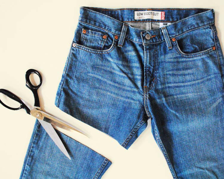 Cách tái chế quần áo cũ không đụng hàng - Biến quần Jeans thành quần short 